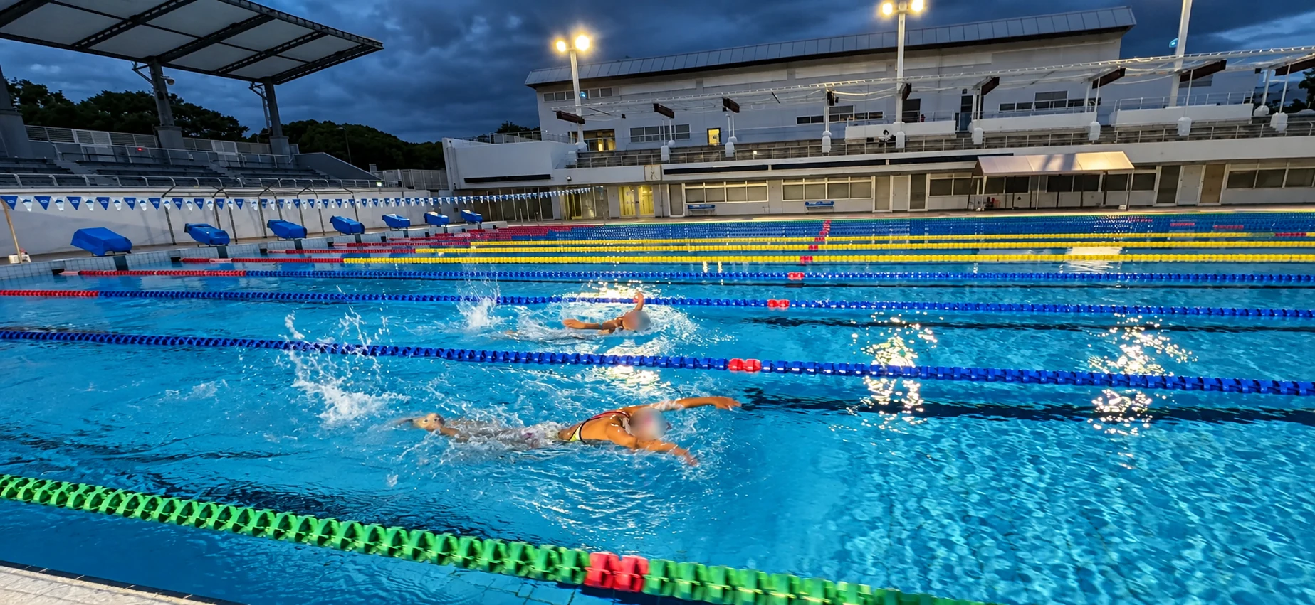 レーンの中で泳ぎの動きを試す選手たち。過去のKCAレッスンの様子