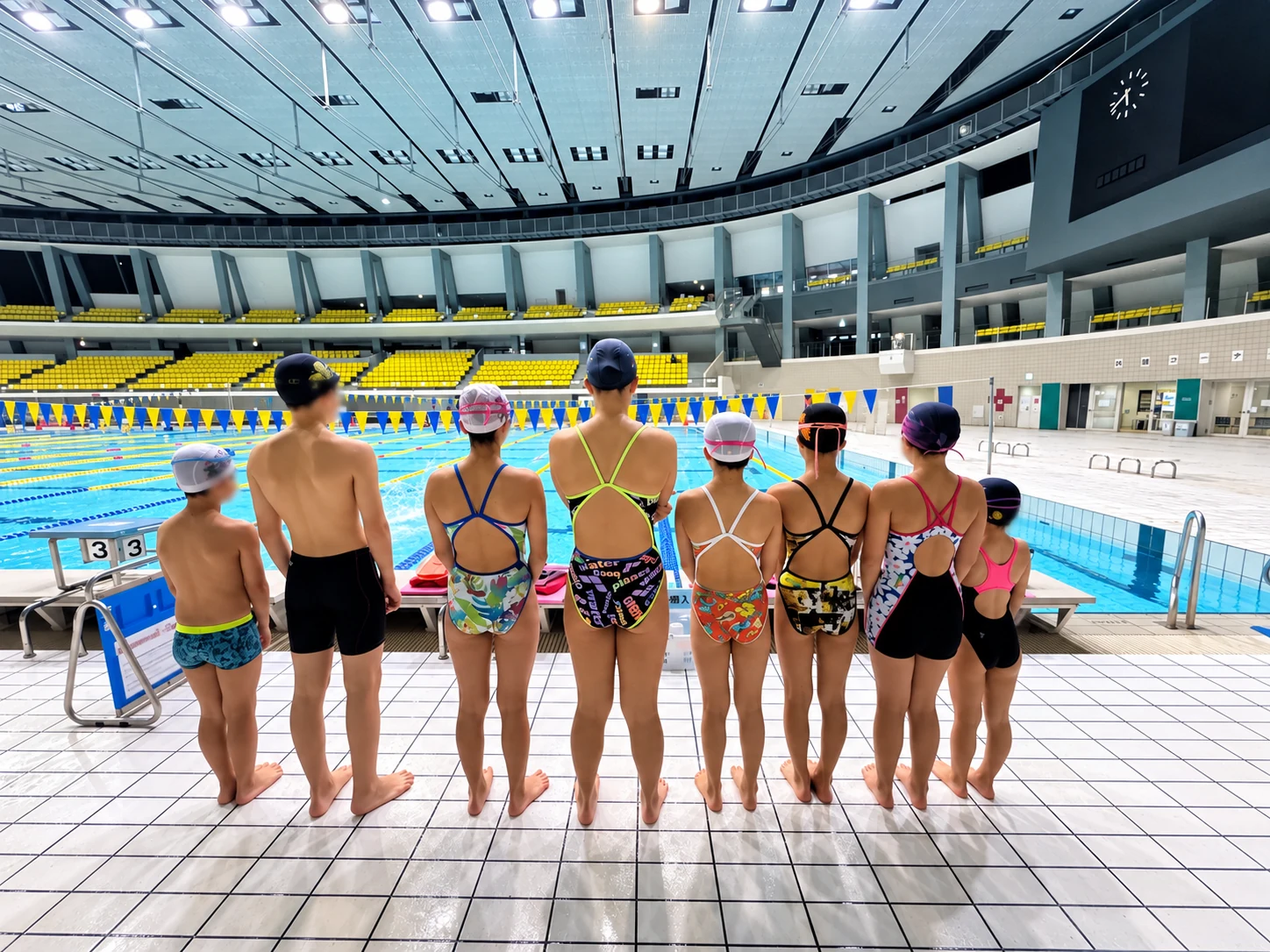 競泳プールを前に並ぶ選手たちの後ろ姿。過去のKCAレッスンの様子